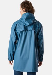 Blå vattentät jacka i mjuk, glänsande tyg som har huva, långa ärmar och en avslappnad passform. Bakifrån visas sömdetaljer.