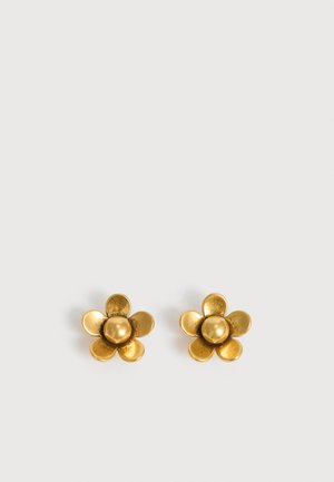 Twee kleine gouden oorstekers in bloemvorm met vijf afgeronde bloemblaadjes en een bolvormig midden op een witte achtergrond.