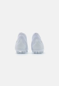 Scarpe da football bianche con un design elegante, dotate di una tomaia texture, un tallone di supporto e molti tacchetti per una migliore aderenza.