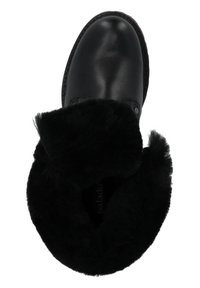 Svart läderankelsko med en mjuk svart pälskant, rund tå och en strukturerad sula. Har två metallknappar på sidan.