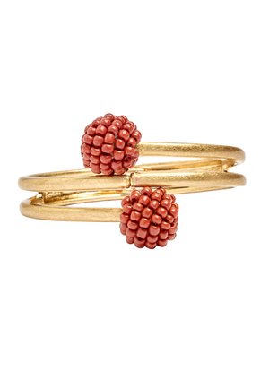 Złota podwójna bransoletka z dwoma teksturowanymi okrągłymi klastrami małych czerwonych koralików na każdym końcu.