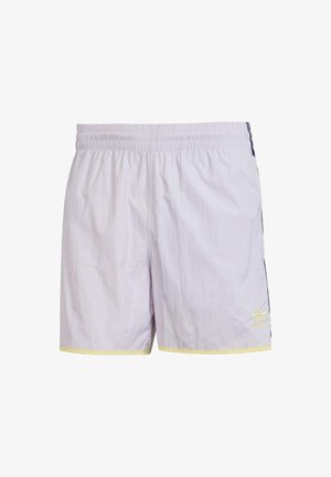 Pantalones cortos deportivos de color púrpura claro con cintura elástica, dobladillo amarillo y franjas laterales en color marino. Presenta un logo bordado en la parte inferior derecha.