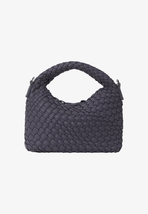 Tkaná šedá kabelka s křivým držadlem a hladkým povrchem, která se vyznačuje kompaktním designem a jemnými kovovými akcenty.