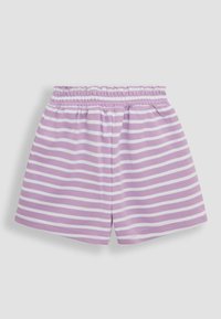 Pantalones cortos de rayas moradas hechos de una tela suave, con una cintura elástica, rayas blancas en contraste y un corte relajado.