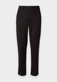 Czarne spodnie slim fit wykonane z elastycznej tkaniny, z płaskim przodem, kieszeniami na pasek, pojedynczym zapięciem na guzik oraz czystymi, podwiniętymi końcami nogawek.