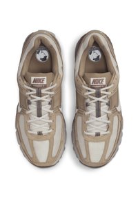 Beige Nike Vomero 5 sportcipők hálós felsőrésszel, integrált fűzőrendszerrel, párnázott talppal és logóval a nyelvén. Jellemzője egy strukturált dizájn.