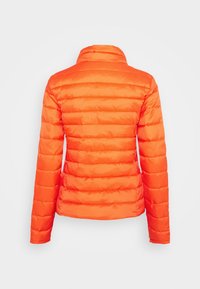 Steppjacke in leuchtendem Orange mit einem gesteppten Design mit horizontalen Nähten, einem hohen Kragen und einer glatten, glänzenden Oberfläche.