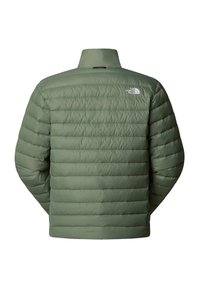 Giacca a vento verde con un design trapuntato, colletto alto e un piccolo logo sulla parte superiore della schiena. Texture liscia e materiale leggero.