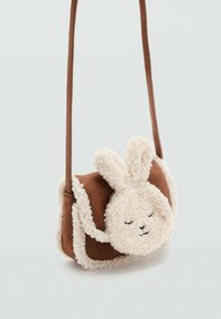 Hnedo-krémová plyšová kabelka tvaru zajaca s dlhými ušami a usmievavou tvárou, s hladkým umelolederovým popruhom.
