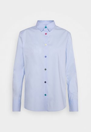 Chemise bleu clair à manches longues avec col et boutons multicolores sur le devant, présentée sur un fond blanc uni.
