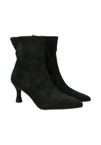 Par de botines de ante negro con puntas afiladas y tacones delgados de altura media, inclinados a la derecha sobre un fondo blanco.