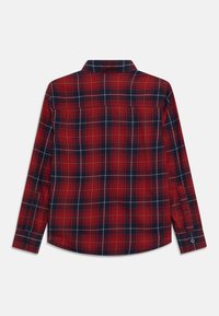 Rode en marineblauwe geruite blouse met lange mouwen, een klassieke kraag, knoopmanchetten en een ronde zoom. Zachte stof met een gestructureerde pasvorm.