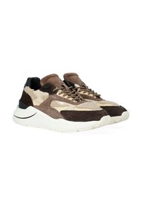 Sneaker marroni e beige caratterizzati da una combinazione di materiali scamosciati e tessili, una suola spessa bianca e dettagli neri sul tallone.