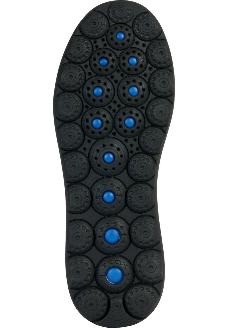 Czarna gumowa podeszwa buta z okrągłymi wzorami, z niebieskimi akcentami i otworami wentylacyjnymi, zaprojektowana z myślą o komforcie i oddychalności.