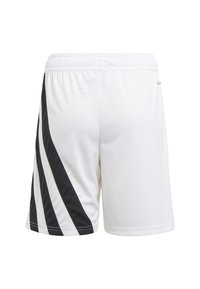 Shorts de sport blancs avec des rayures diagonales noires. Dotés d'une taille élastique et d'un tissu lisse et léger.