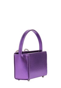 Borsa a mano metallica viola con forma rettangolare, manico corto e dettagli metallici. Texture liscia con cuciture e piedini arrotondati.