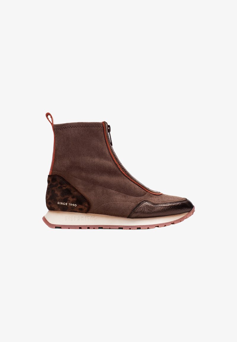 Stivali ankle in suede marrone con zip laterale, dettagli metallici e stampa leopardata sul tallone. Suola leggera con logo del marchio.