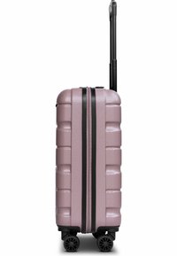 Valigia rigida rosa con superficie strutturata, doppia cerniera nera, quattro ruote pivotanti e manico telescopico nero esteso.