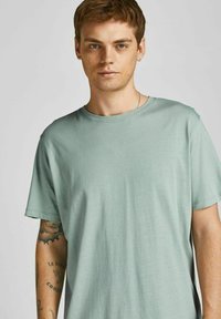 Jack & Jones JJENOA TEE CREW NECK - Lihtne T-särk - slate gray
