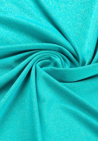 Turkusowy materiał o lśniącej fakturze, z drobnym poziomym prążkowaniem i drobinkami metalicznego brokatu rozsianymi w całej powierzchni.