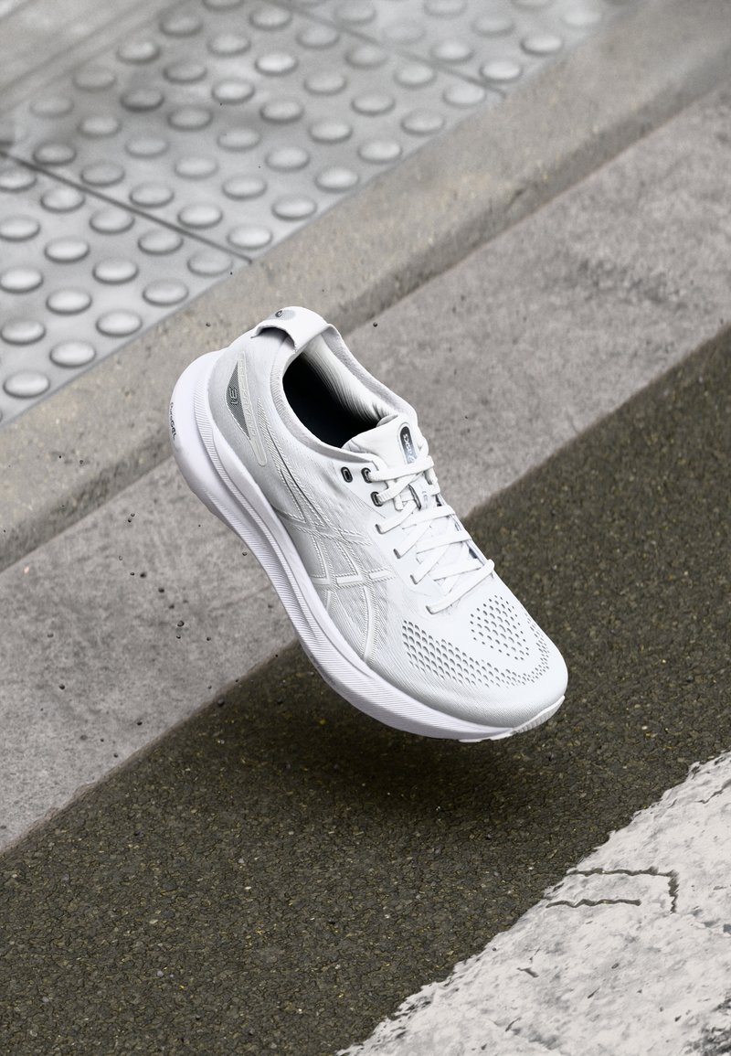 ASICS - GEL-KAYANO 31 - Road running shoes - white/concrete, Enlarge