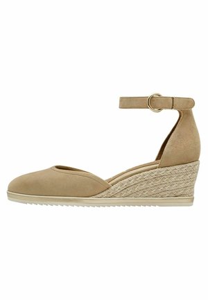 Pantof suede bej cu toc wedge și curea la gleznă, bot rotund, toc texturat din împletitură și talpă din cauciuc. Are o curea cu detaliu de cataramă metalică.