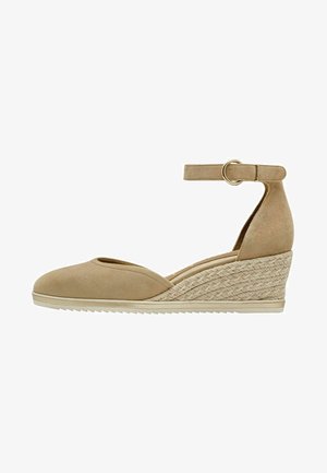 Pantof suede bej cu toc wedge și curea la gleznă, bot rotund, toc texturat din împletitură și talpă din cauciuc. Are o curea cu detaliu de cataramă metalică.