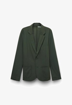 Mørkegrøn enkeltknappet blazer med hakkede revers, to knapper, to forlommer med lapper og en brystlomme med åbning, vist på en hvid baggrund.