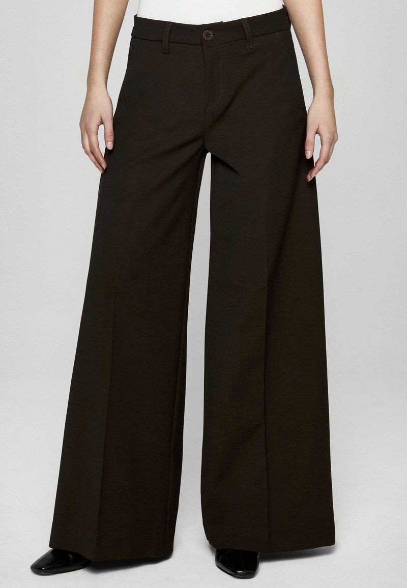 Brązowe spodnie o szerokich nogawkach wykonane z teksturowanej tkaniny, z zapięciem na guzik i szlufkami na pasek, o czystej, dopasowanej sylwetce.