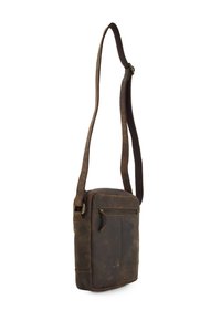 Brun læder crossbody taske med en lang justerbar rem og en frontlomme med lynlås, vist på en hvid baggrund.