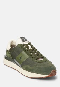 Zapatilla deportiva verde con parte superior de malla y ante, diseño de cordones, cuello acolchado, acento de logo y suela de goma ligera.