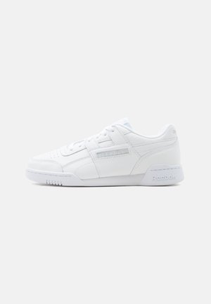 Baskets basses blanches Reebok avec lacets et logo de marque visible sur le côté et au talon, vues de la face externe sur un fond uni.