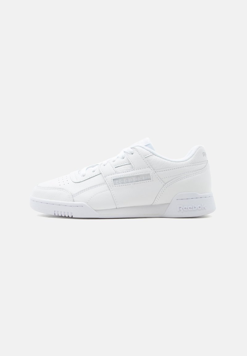 Baskets basses blanches Reebok avec lacets et logo de marque visible sur le côté et au talon, vues de la face externe sur un fond uni.