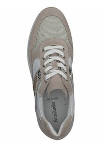 Jasno beżowe sneakersy z teksturowaną cholewką, z gładką skórą i akcentami brokatowymi, białymi sznurówkami oraz amortyzowaną wkładką.