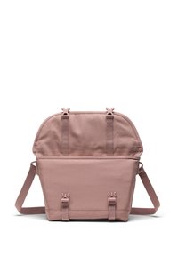 Zaino in tessuto rosa con parte superiore arrotondata, spallacci regolabili e due fibbie sulla parte anteriore per una chiusura sicura. Texture liscia e design minimalista.