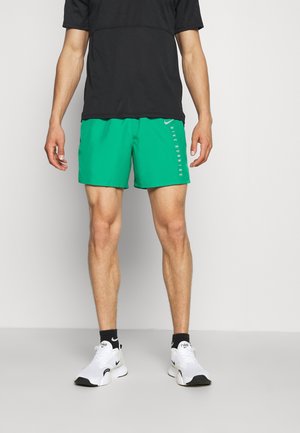 Zielone szorty sportowe wykonane z lekkiego materiału, z siateczkową fakturą, bocznymi kieszeniami oraz pionowym logo Nike na lewej nogawce.