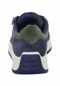 Marineblaue und grüne Wildledersneaker mit gepolstertem Kragen und weißer Mittelsohle. Verfügt über einen Reißverschluss an der Rückseite für einen einfachen Zugang.