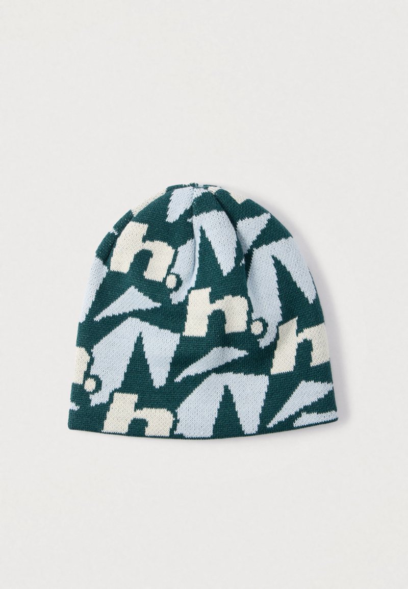 Pletená čiapka v tmavozelenej a svetlomodrej farbe s abstraktnými geometrickými vzormi a logom. Vyrobená z mäkkej, textúrovanej tkaniny.