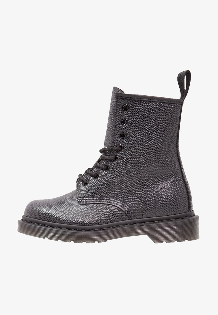 Bottine noire à lacets en cuir texturé, avec œillets métalliques, une languette de tirage et une semelle épaisse antidérapante.