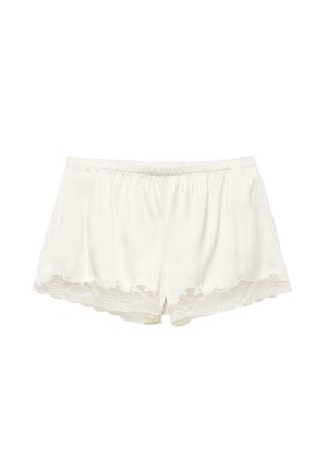 Hvide satin sove shorts med elastisk talje og blondekant langs kanten, lagt fladt på en hvid baggrund.