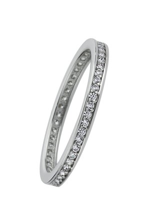 Bague en platine avec une fine bande ornée d'une rangée de petites pierres claires et rondes disposées sur un côté pour un éclat subtil.