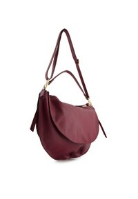 Burgunderrote Leder-Umhängetasche mit strukturierter Oberfläche, geschwungenem Überschlag, verstellbarem Riemen und goldfarbenen Metallakzenten. Elegantes und funktionales Design.