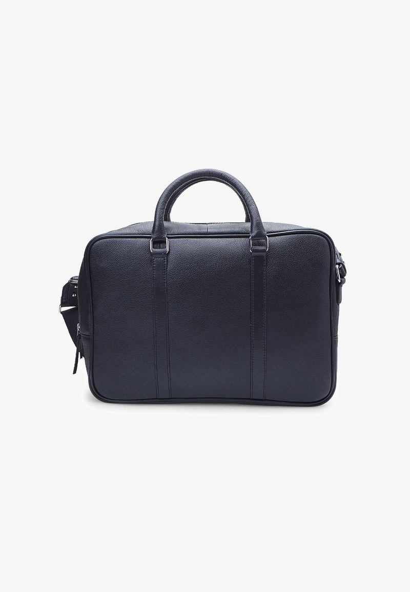 Marine læder aktetaske med struktureret rektangulær form, dobbelt top håndtag og justerbar skulderrem. Textureret overflade med subtile accenter.