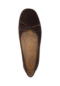 Ballerine in suede marrone con punta arrotondata, dettaglio del fiocco legato e logo dorato sulla soletta, caratterizzate da una texture morbida e un design flessibile.