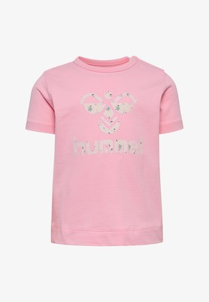 Kortærmet lyserød bomulds t-shirt med blomster mønster logo og teksten "hummel" i hvid. Har en rund halsudskæring og syede sømme.