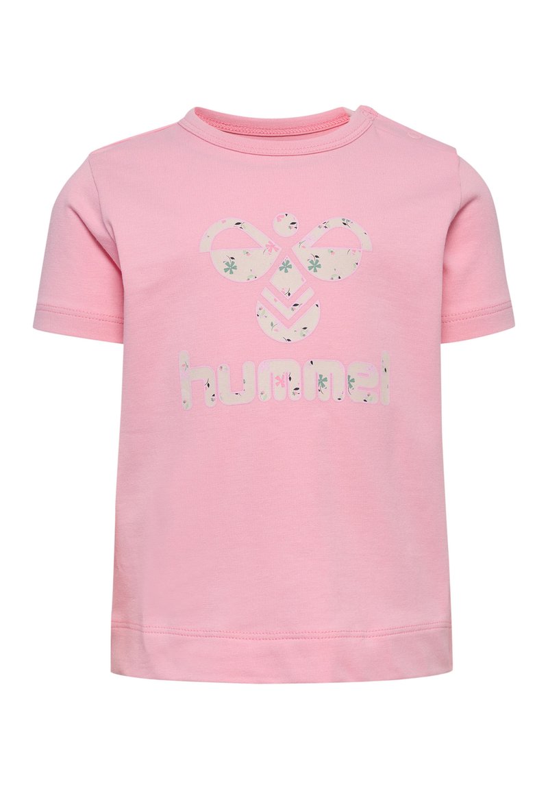 Korte mouwen roze katoenen T-shirt met een bloemenpatroon logo en de tekst "hummel" in wit. Heeft een ronde hals en gestikte naden.