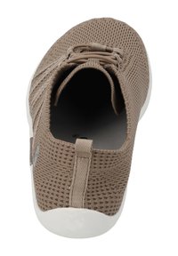 Zapatilla de punto marrón con puntera redondeada, diseño de cordones y suela de goma blanca. Presenta un upper texturizado y una pestaña en el talón para facilitar su uso.