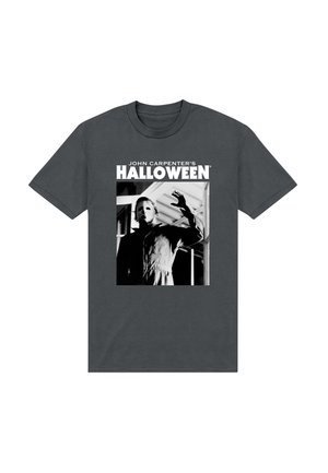 Mørkegrå T-shirt med et sort-hvidt grafisk design af en figur iført en maske og overalls, med teksten "JOHN CARPENTER'S HALLOWEEN".