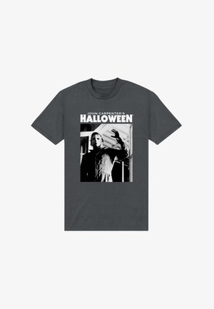 Mørkegrå T-shirt med et sort-hvidt grafisk design af en figur iført en maske og overalls, med teksten "JOHN CARPENTER'S HALLOWEEN".
