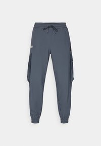 Joggers grigio scuro realizzati in un tessuto leggero e liscio. Presentano una vita elasticizzata, un cordino e tasche cargo su entrambi i lati.
